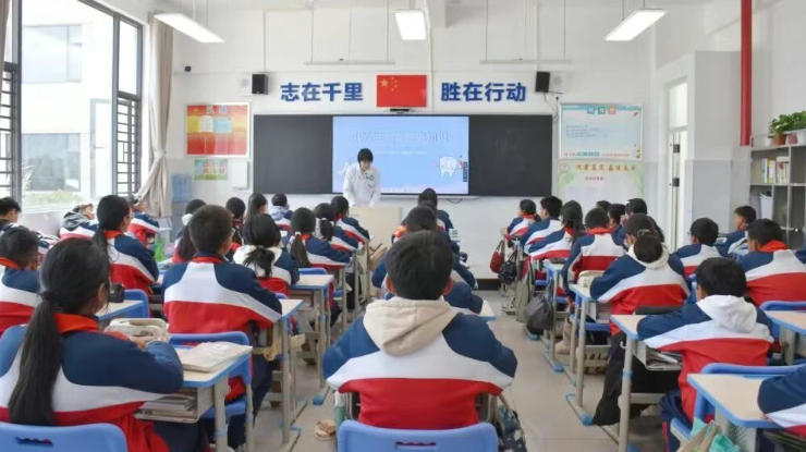 守护青少年身心健康！丽江市人民医院联合主题党日走进古城区顺和学校